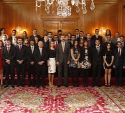 Fotografía de grupo de Sus Majestades los Reyes con los ganadores del "Premio Fin de Carrera 2013" de la Universidad de Oviedo